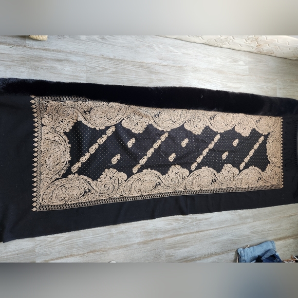 La Fiorentina Embellished Faux Fur Shawl Wrap Ruana Black Gold Tassels Soft Warm - Picture 6 of 6